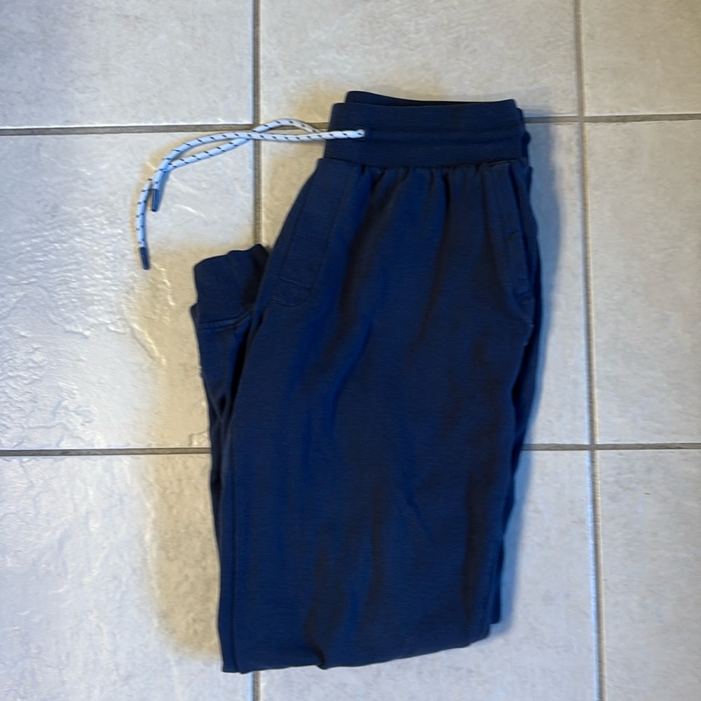 Men’s Vineyard Vines joggers. Excellent condition.